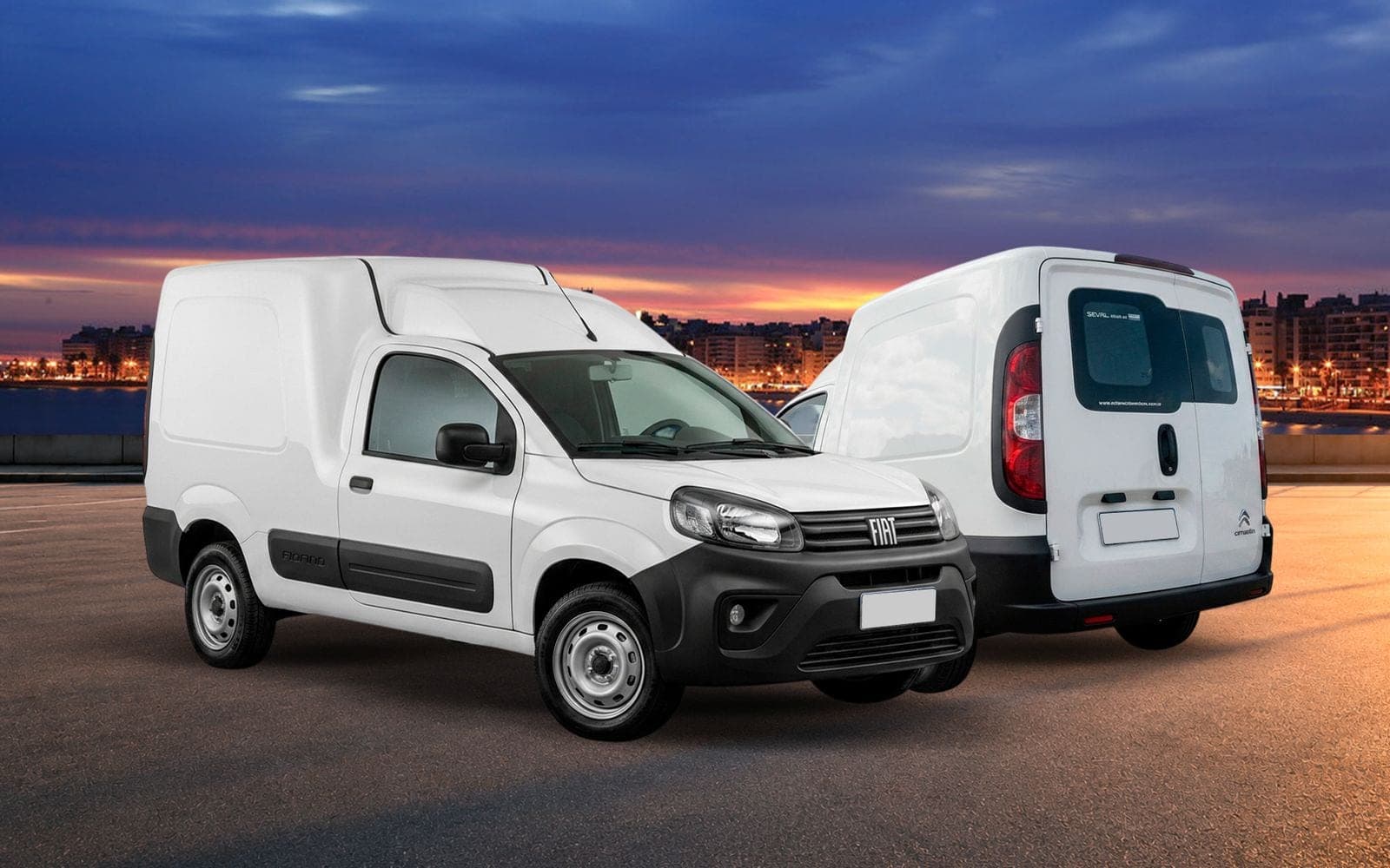 Furgoneta Fiat Fiorino blanca, de frente y de atrás, con la costa de Montevideo iluminada al anochecer detrás