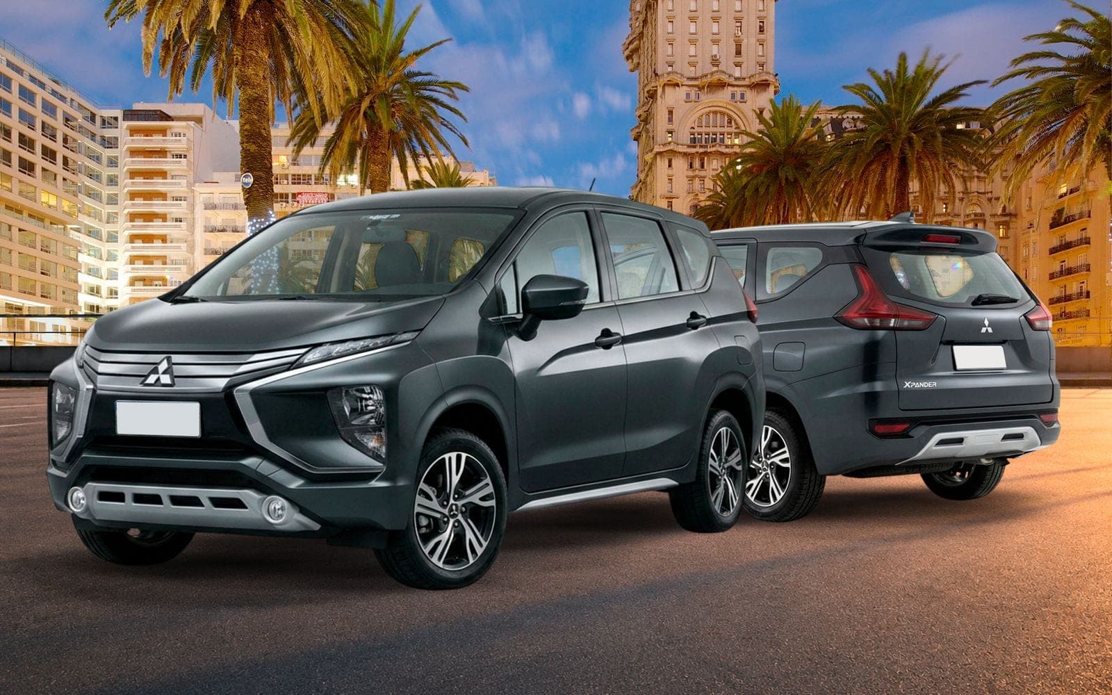 Mitsubishi Xpander gris oscuro, de frente y de atrás, con el Palacio Salvo y las palmeras de la Plaza Independencia detrás